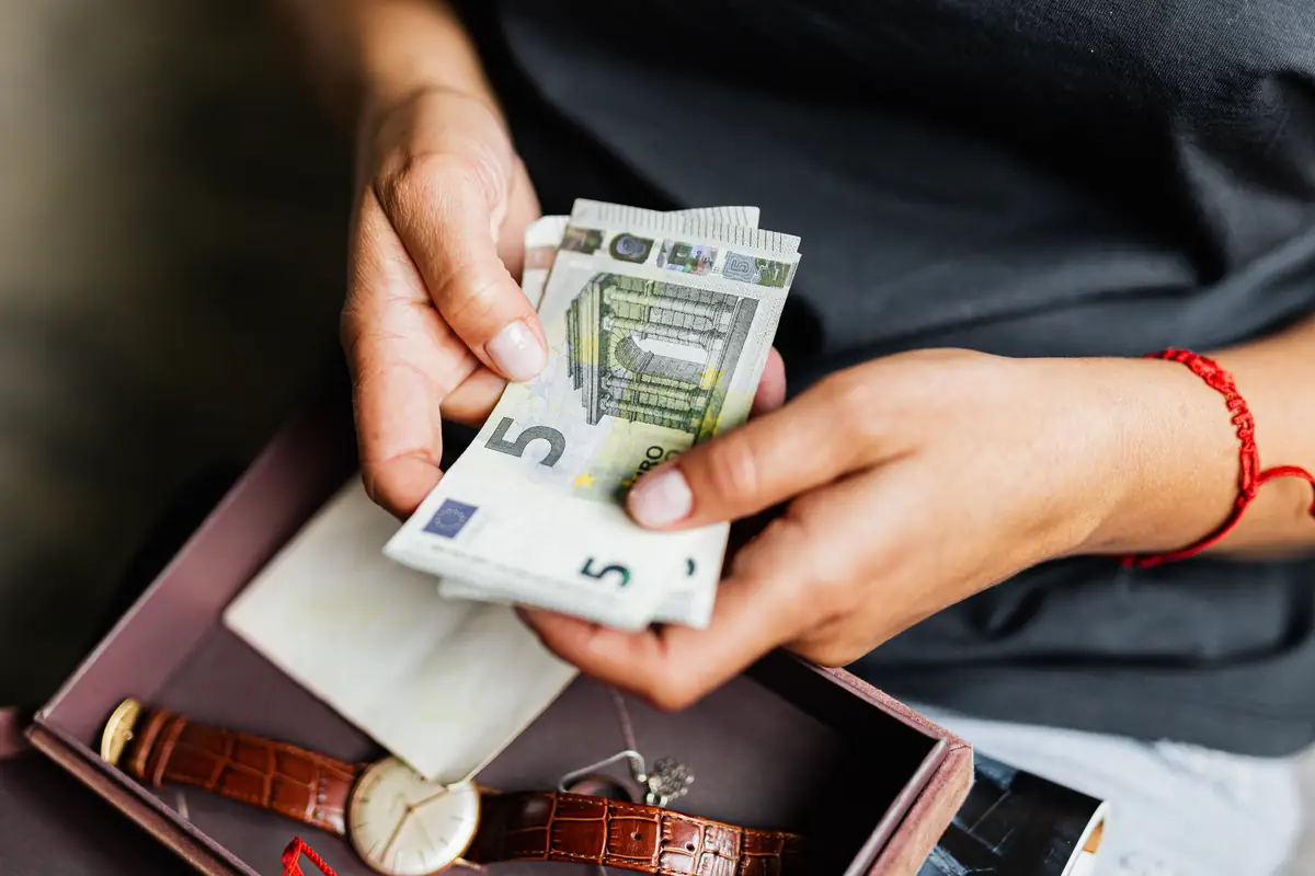 persona con dinero en mano