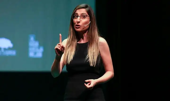 Mónica Galán Bravo impartiendo una conferencia