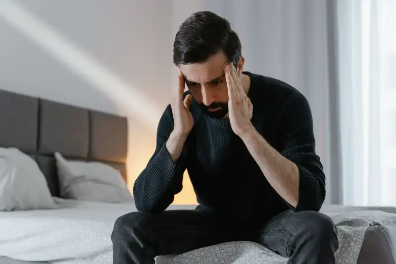 Hombre preocupado por su situación financiera